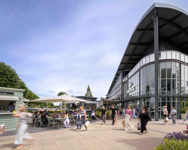 Ausflugstipps für Ihren Urlaub in der Pfalz Außenbereich eines Einkaufszentrums mit Lacoste-Geschäft und Menschen im Freien