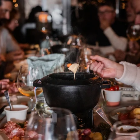 Veranstaltungen im Kloster Hornbach Menschen essen gemeinsam Fondue an festlich gedecktem Tisch