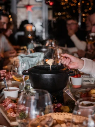 Treffpunkt, Kraftplatz und Hotel in Hornbach Menschen essen gemeinsam Fondue an festlich gedecktem Tisch