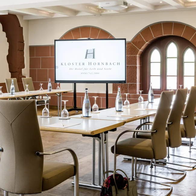 Exzellenter Lernort Kloster Hornbach Moderner Konferenzraum mit Bildschirm und bestuhltem Tisch in Kloster Hornbach