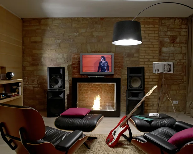 Wollen Sie das gesamte Landhaus mieten? Gemütliches Wohnzimmer mit Kamin, Fernseher, Lautsprechern, Gitarren und Ledersesseln